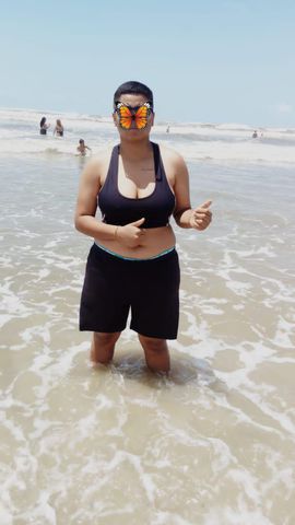 Morena, 79kg, 1.58 de altura e cabelo curto e uso roupa masculina 