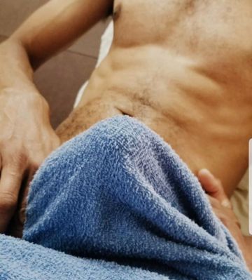 Negro carinhoso e gentil com pegada de pedreiro. Estilo magro e com maos que trabalham muito bem e gostoso